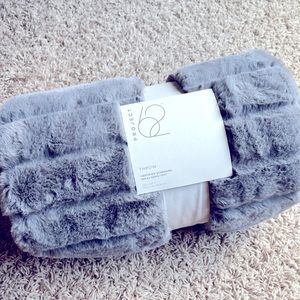 Project 62 throw-NWT